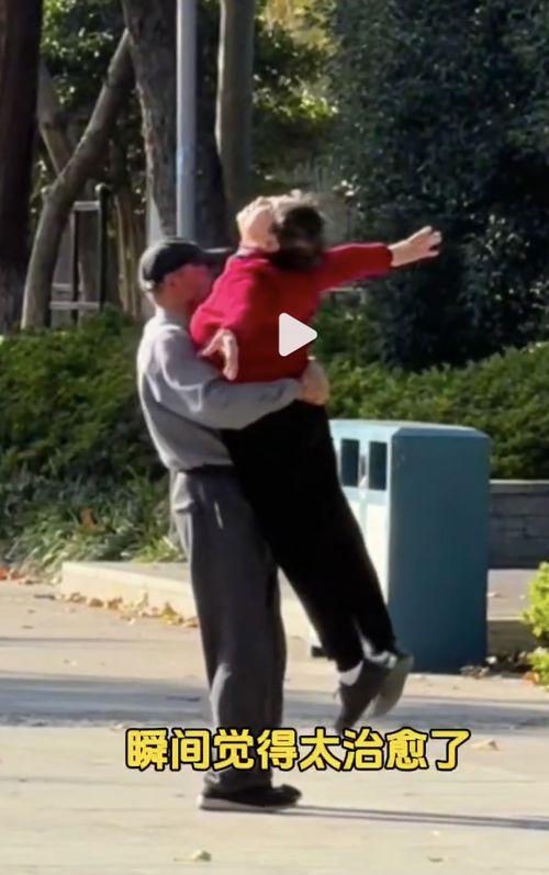 老年人跳舞的视频,老年人欢快舞蹈，展现活力人生